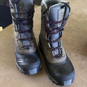The North face snow boot. Size 9